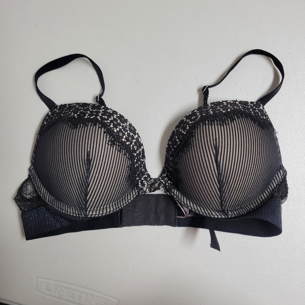 Victoria's Secret Bombshell Plunge With Glitter Band And Striped Patern Bra. - Picture 2 of 7